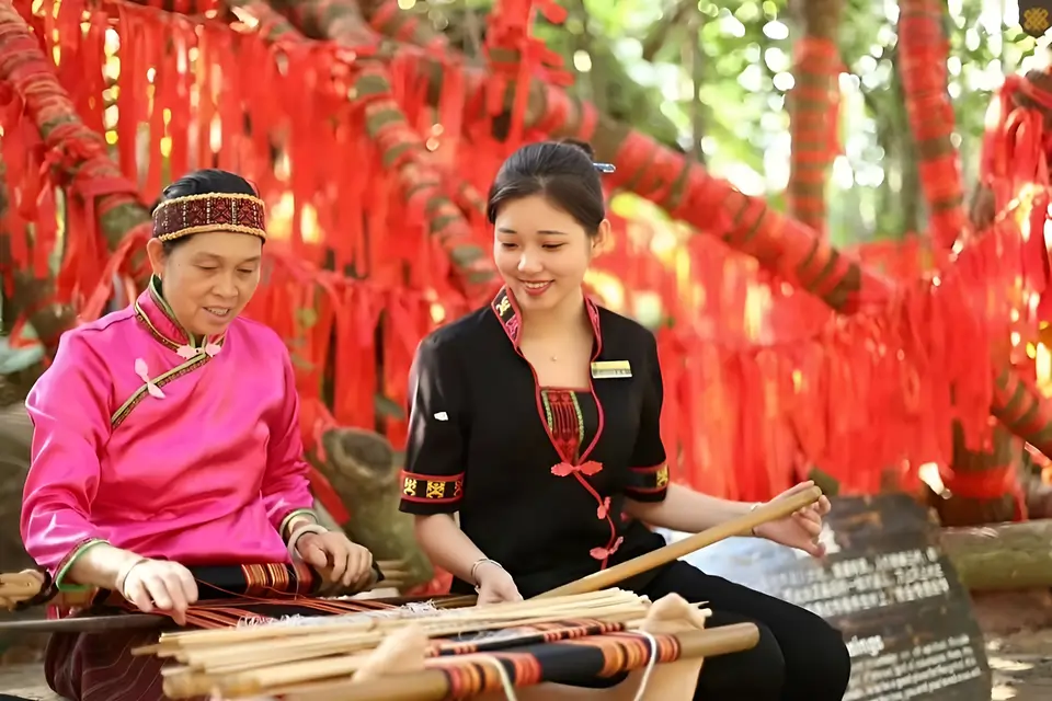 Lizu women on Hainan in traditional clothes